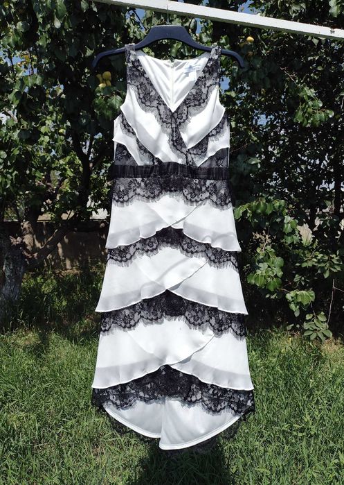 Красивое белое миди платье с чёрным кружевом с рюшами Heine M