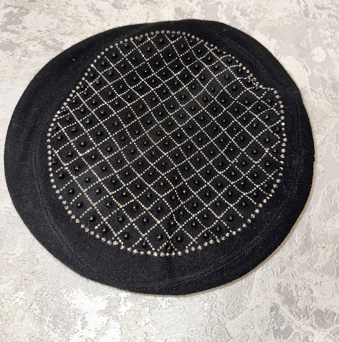 Шапка жіночий бирет з бусинами