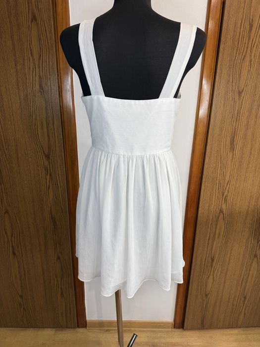 Biała sukienka na grubych ramiączkach krótka biała sukienka