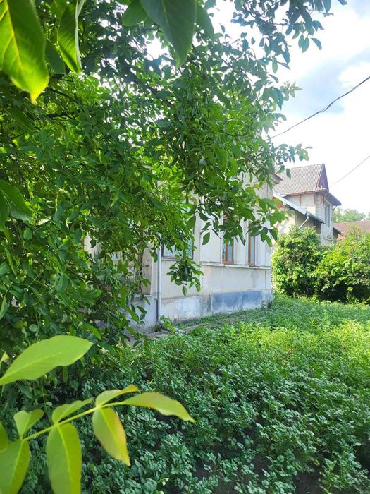 Продаж цегляного будинку з гарною земельною ділянкою, центр міста.