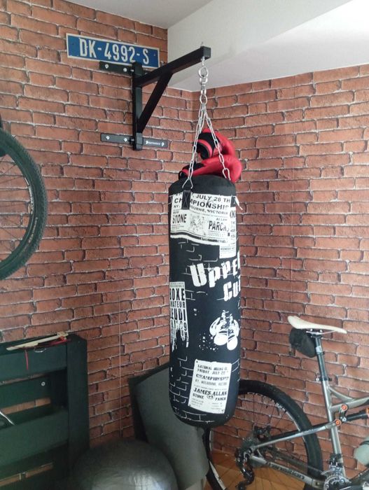 Ginasio em casa com máquina de musculação