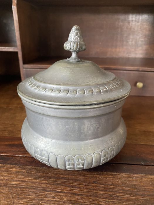 Bomboneira em estanho