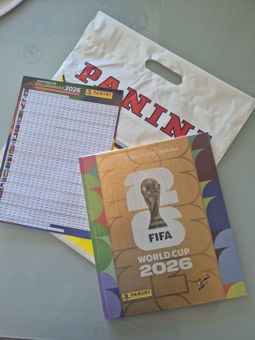Caderneta dourada Mundial 2026 PANINI capa rija em Português