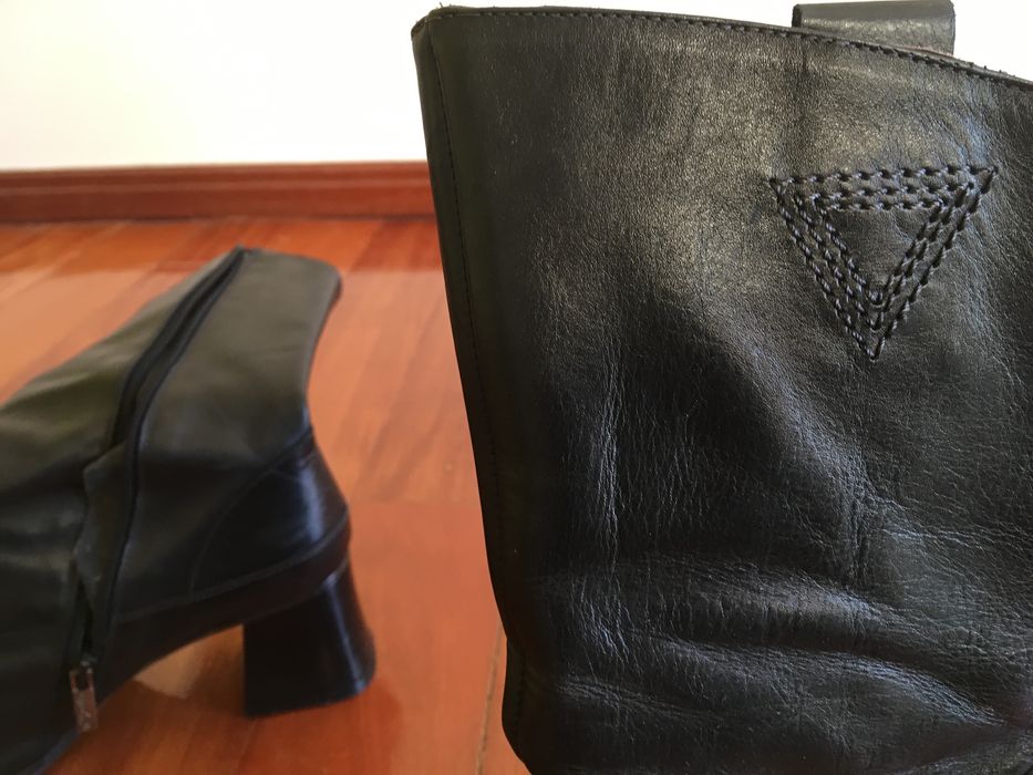 Botas em pele pretas