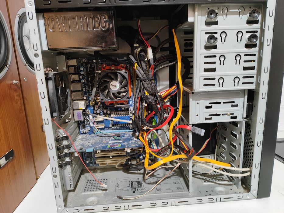 Komputer PC + Monitor + Klawiatura, AMD  2Gb RAM Obudowa z LCD Gratis