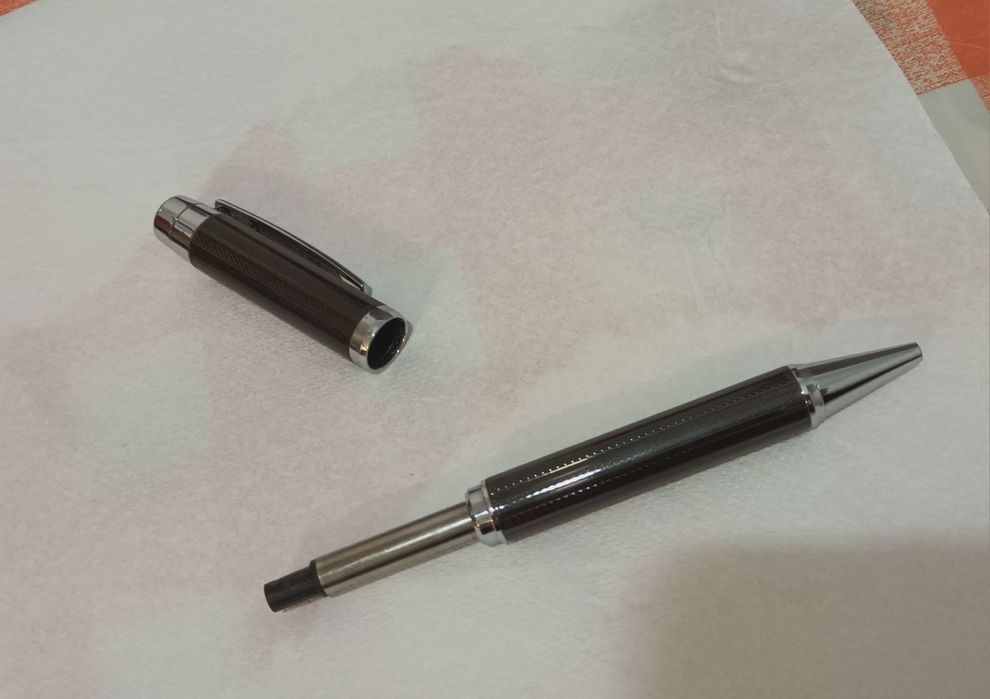 Caneta Hugo Boss- excelente estado