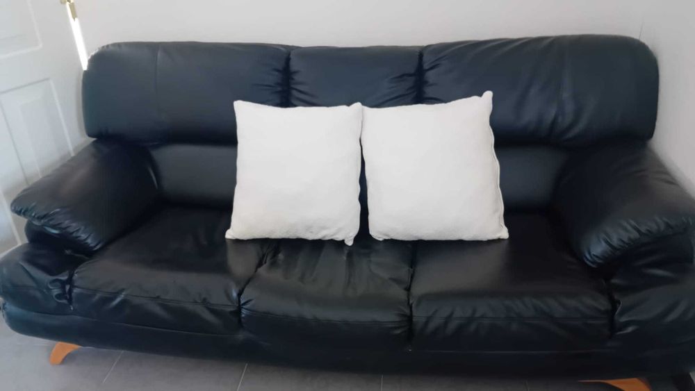 Sofá em pele sintetica preto – excelente estado – levantar até quarta‑feira (Vilamoura)