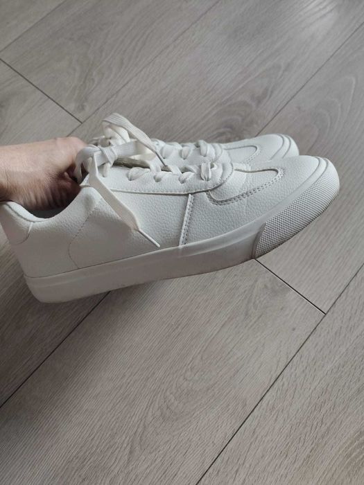 Buty sneakersy biale Reserved jak nowe 39