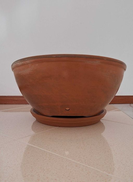 Floreira redonda em barro vermelho
