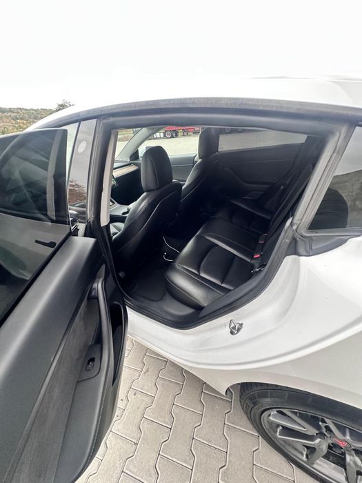 Tesla mоdel 3  2020 рік