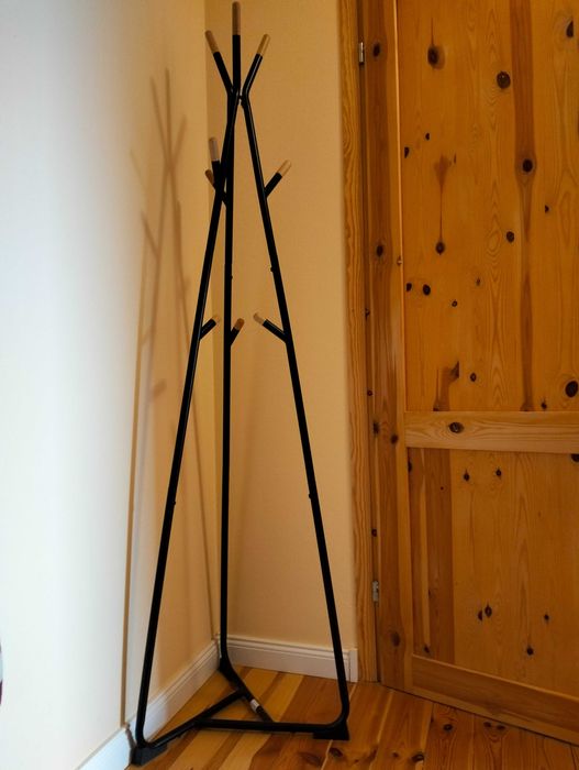 wieszak stojący czarny