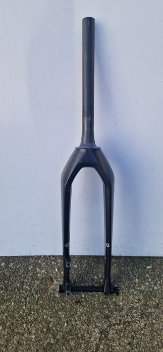 Widelec karbon tapered z osią sztywną