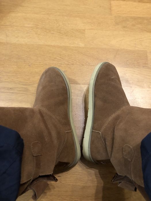 Botas com pêlo castanhas