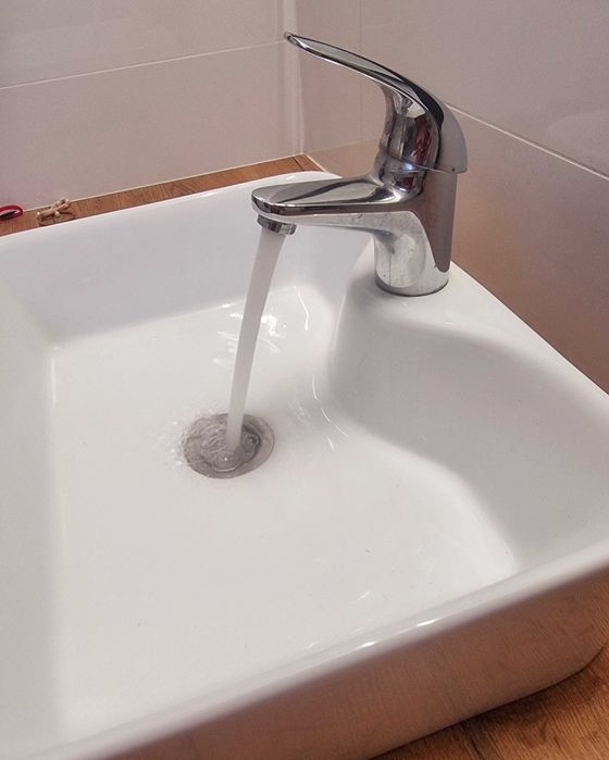 Umywalka nablatowa z baterią