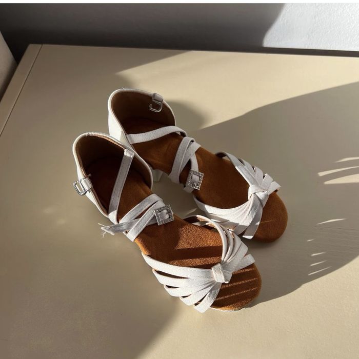 Нові білі туфлі для бальних танців