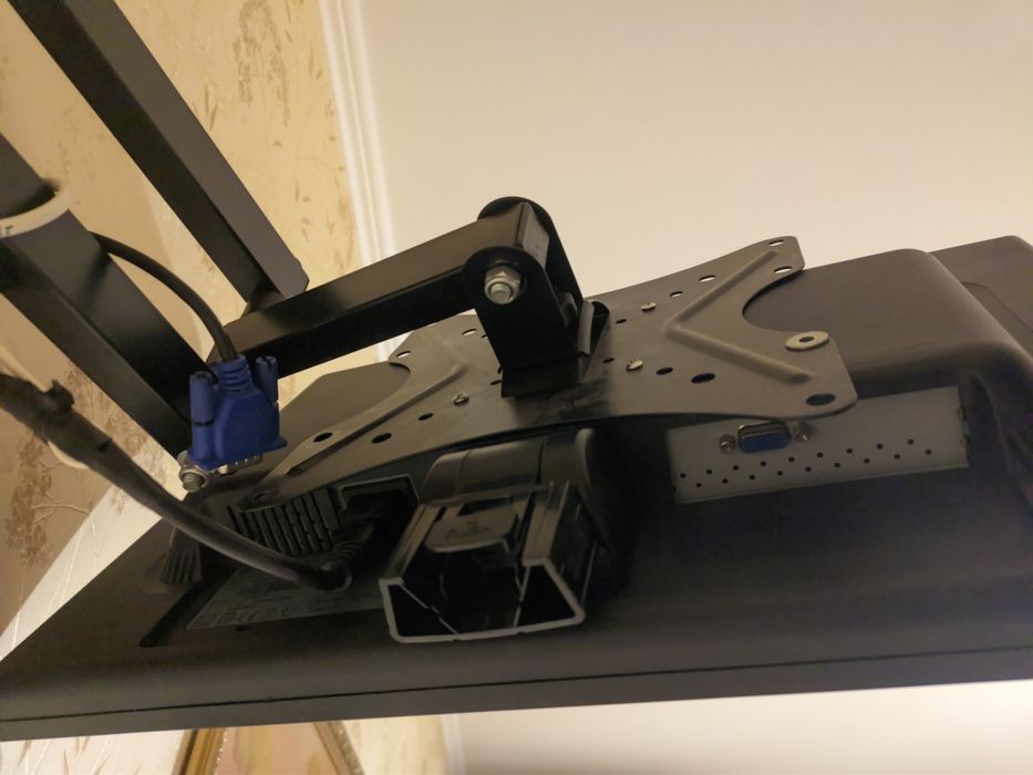 Монитор LG только для крепления на стену 19