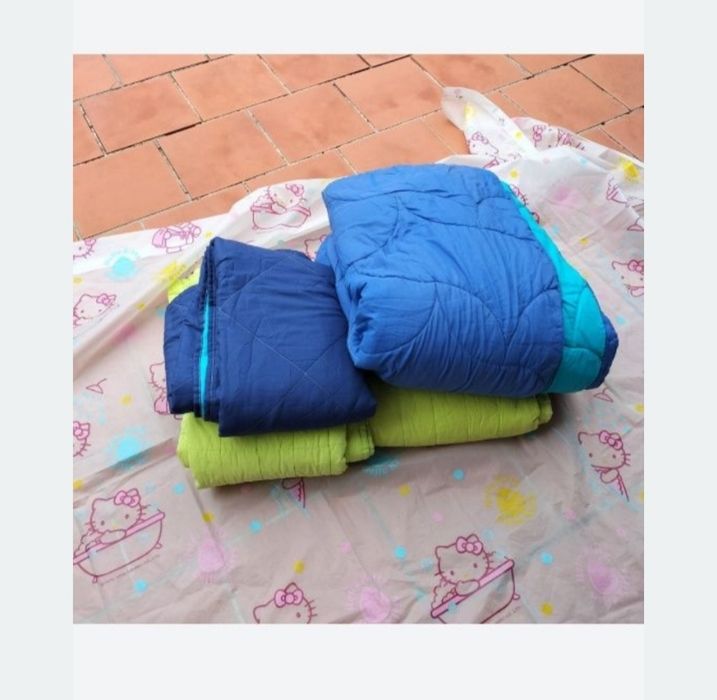 Edredão de solteiro e cama de bebe