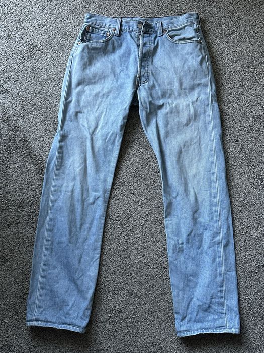 светлые штаны levis