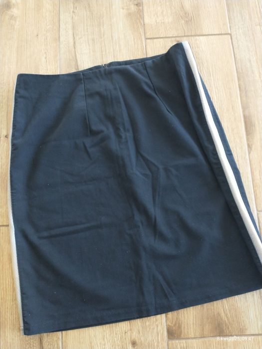 Spódnica czarna z paskami po bokach - rozm. 40