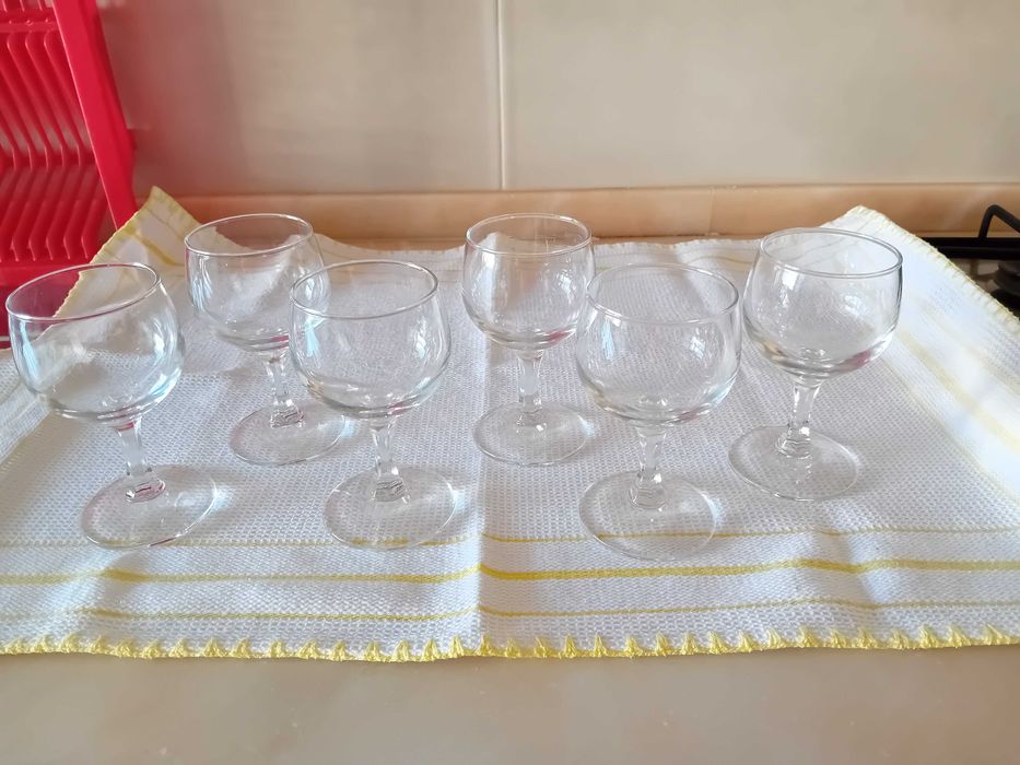 18 copos de vidro de pé alto