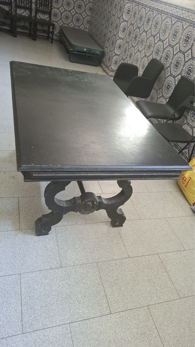 Conjunte de mesa e cadeiras