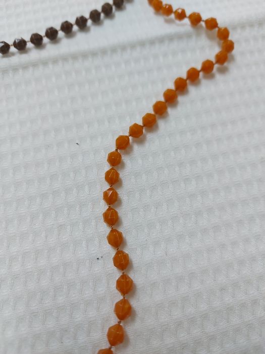 2 Colares finos, Laranja e Castanho.