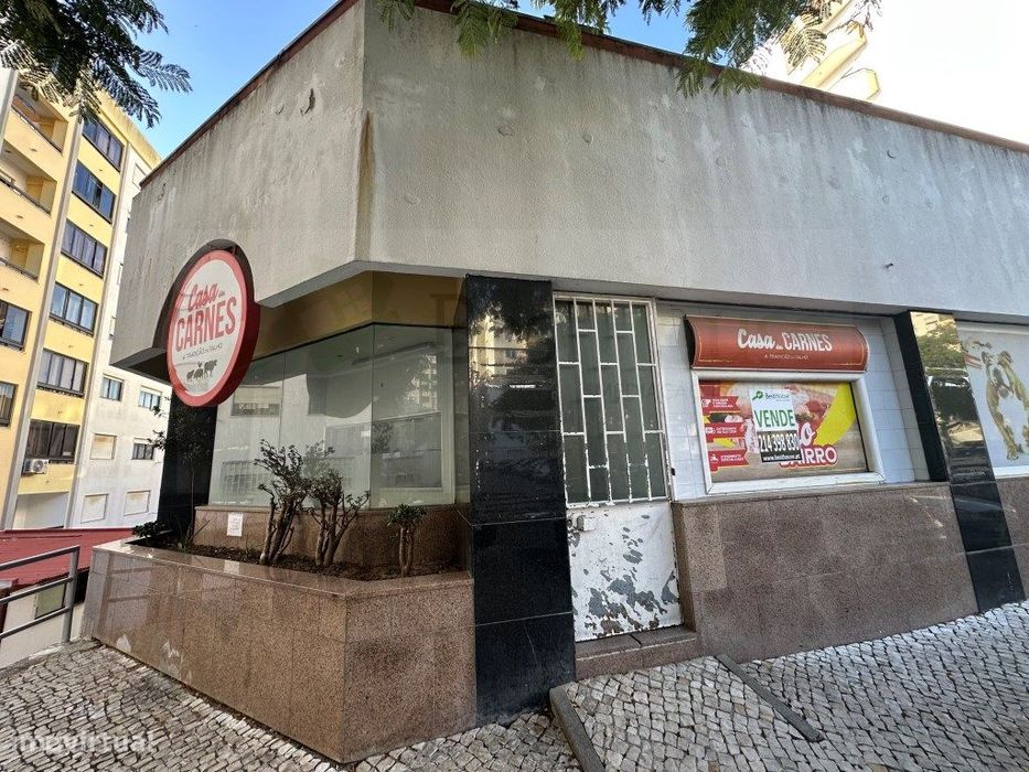 Vende-se Loja no Shopping Center de Massamá