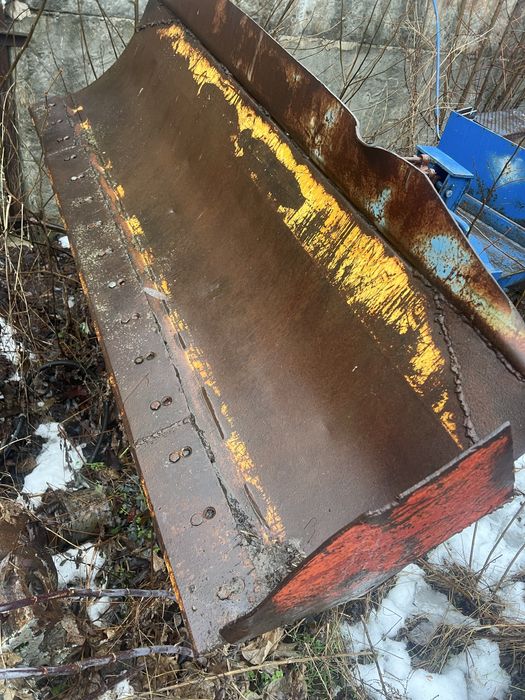 Передній відвал для прибирання снігу