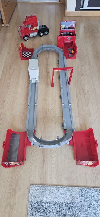 Camião Mack GIGANTE Disney Cars – Pista Transformável (87cm Fechado/ 150cm Pista)