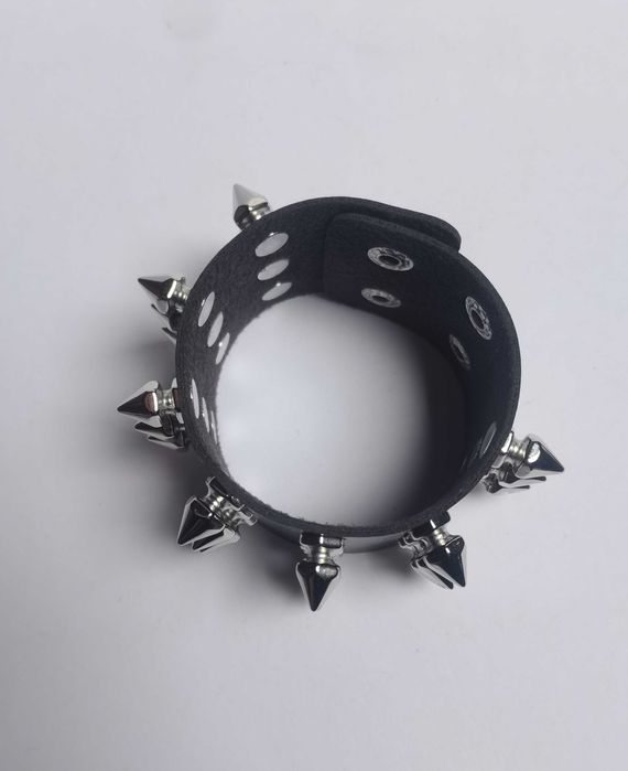 Pieszczocha, bransoletka: 3-rzędowe kolce stożki (metal, gothic, punk)