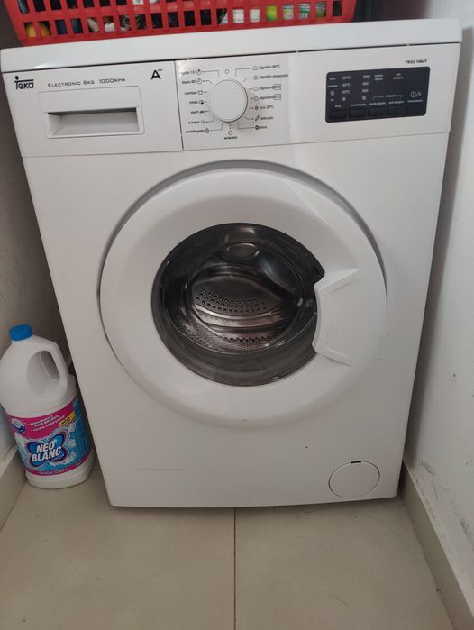 Maquina de lavar roupa em bom estado de conservação