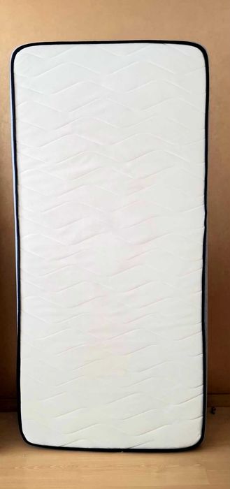 Cama beliche como nova. Com roupeiro integrado na cama. Medidas de cada cama 190×90cm Medida total montada 280×95cm