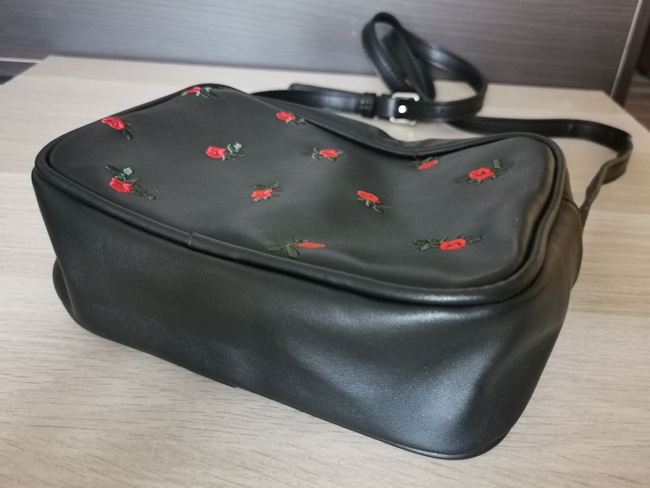 Reserved czarna mała torebka z ekoskóry w haftowane róże