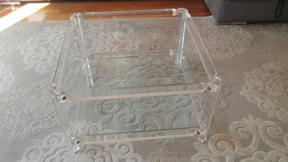 Mesa de centro em acrílico