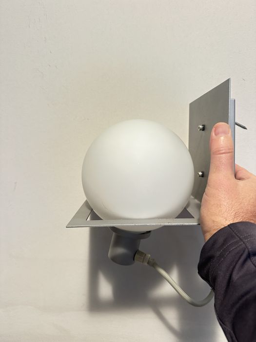 Candeeiro de parede em muito bom estado