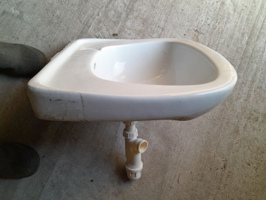 Umywalka porcelanowa z syfonem
