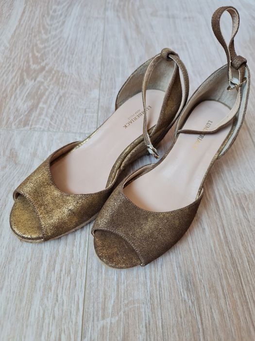 Босоніжки жіночі на танкетці