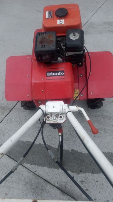 Vendo moto enxada  em ótimo estado pouco uso com dois jogos de freses