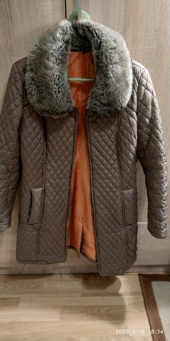 sprzedam damską kurtkę pikowaną.