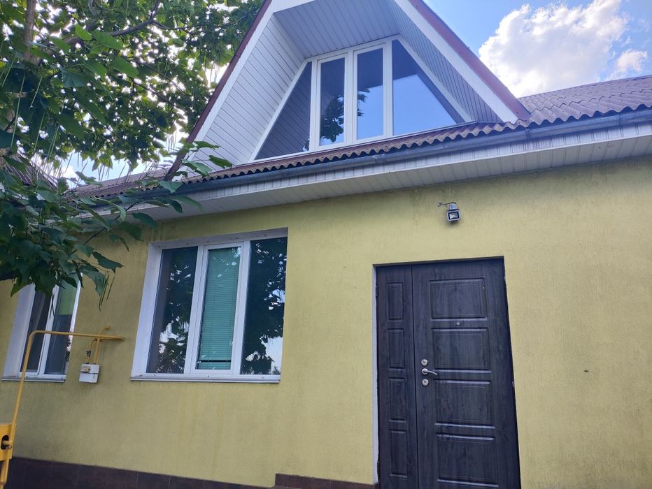 Будинок, господарчі приміщення, город