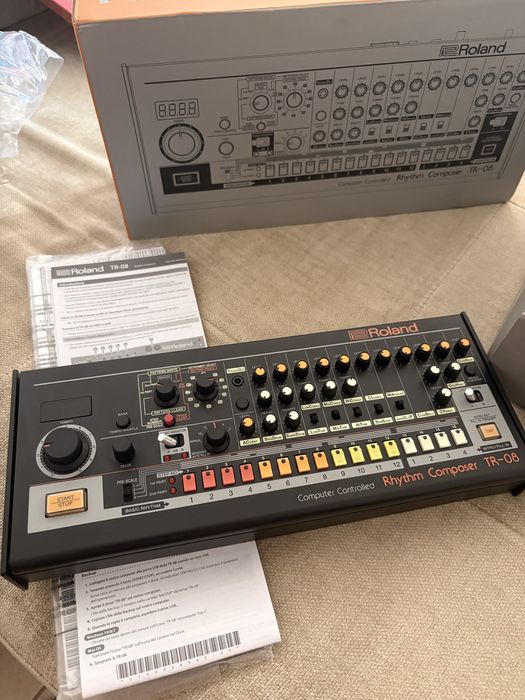 Caixa de Ritmos Roland TR-08