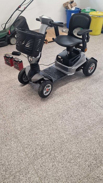 Scoter eletrica para pessoas com mobilidade reduzida andou +- 3000m com duas batreiras novas acavadas de instalar