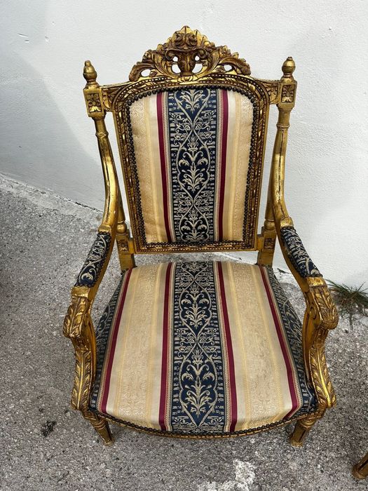 Золоті крісла