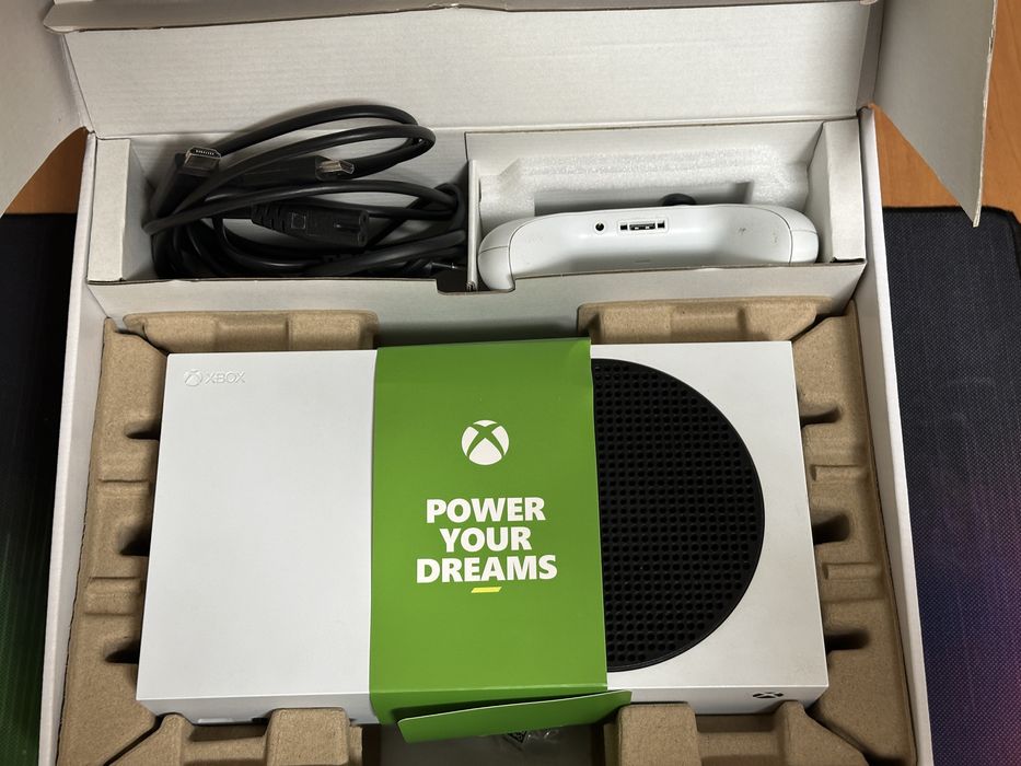 Xbox Series S + 2 x Xbox Wireless Controller + Xbox Wireless Headset