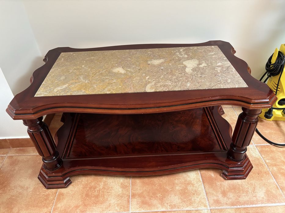 Mesa de centro em madeira maciça com tampo de mármore