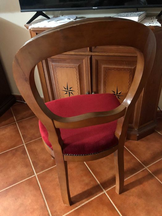 2 cadeiras com assento em bordô
