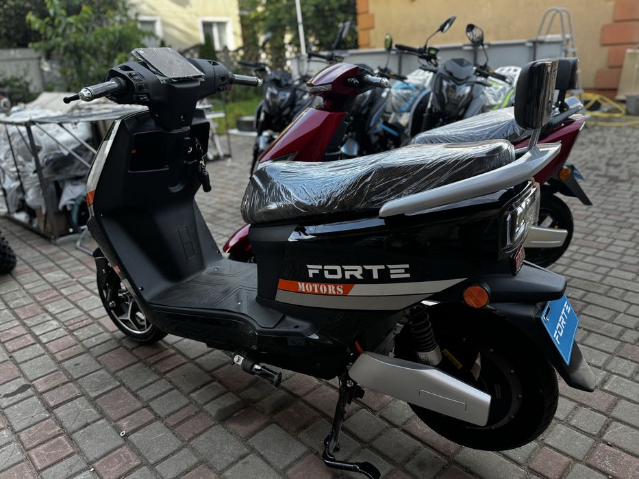 Електроскутер FORTE STRIKER