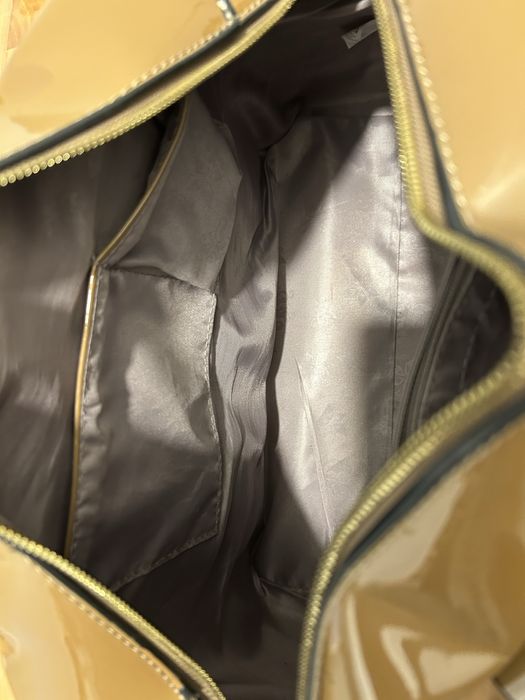 “RESERVADA” = Carteira beje espaçosa