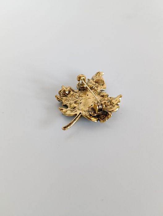 Broszka liść z cyrkoniami