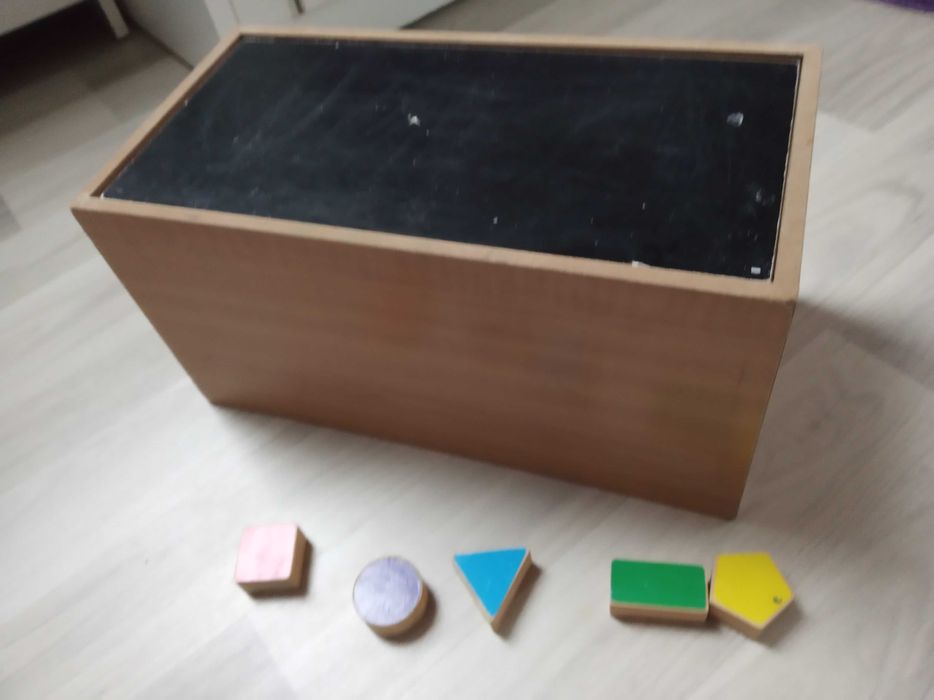 zabawka, skrzynka  drewniana edukacyjna